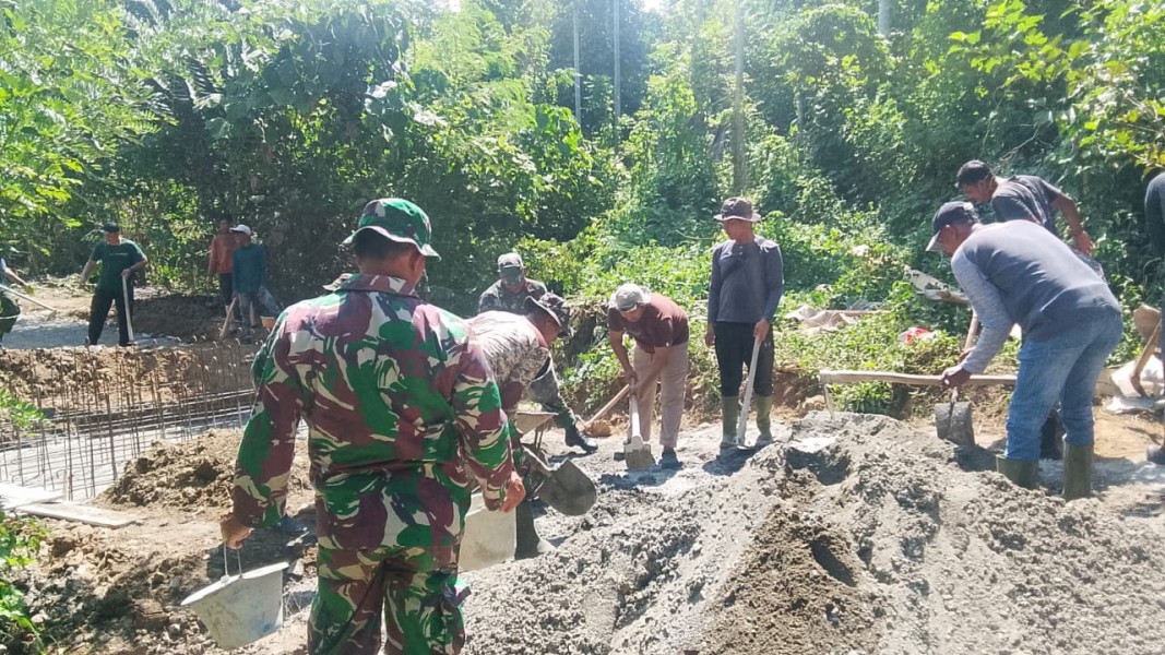 Gotong Royong Tak Kenal Terik, Satgas TMMD Kodim 0102/Pidie Kebut Pembangunan Box Culvert Jalan Pertanian