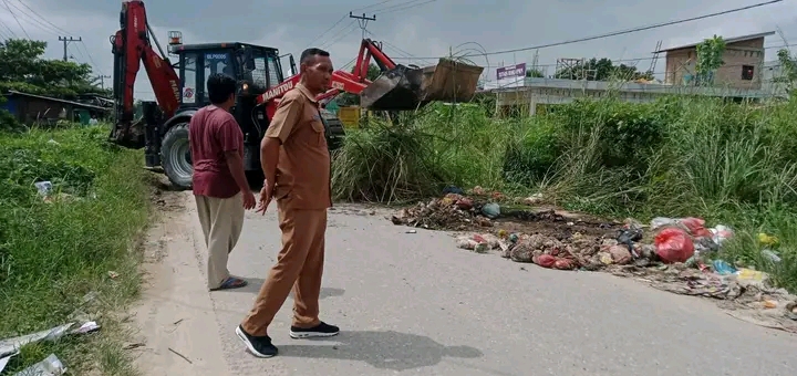 Angkut Tumpukan Sampah Di Ruas Jalan,DLH Pelalawan Turunkan Alat  Berat.