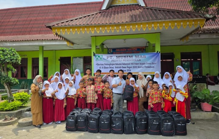 PT Musim Mas Salurkan 480 Paket Perlengkapan Sekolah Melalui Program GNOTA