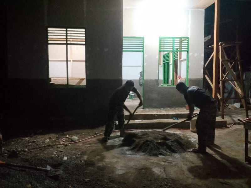 Lembur Hingga Larut Malam, Satgas TMMD Ke-129 Kebut Penyelesaian RTLH Milik Umar Amin