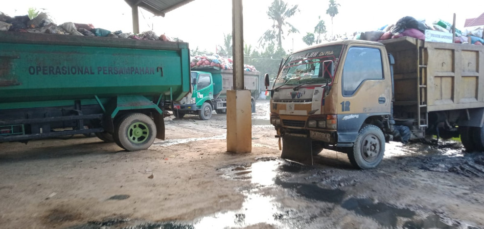 Truk Angkut Sampah DLH Terhalang Ke TPA Akibat Banjir Km 83 Lintas Timur