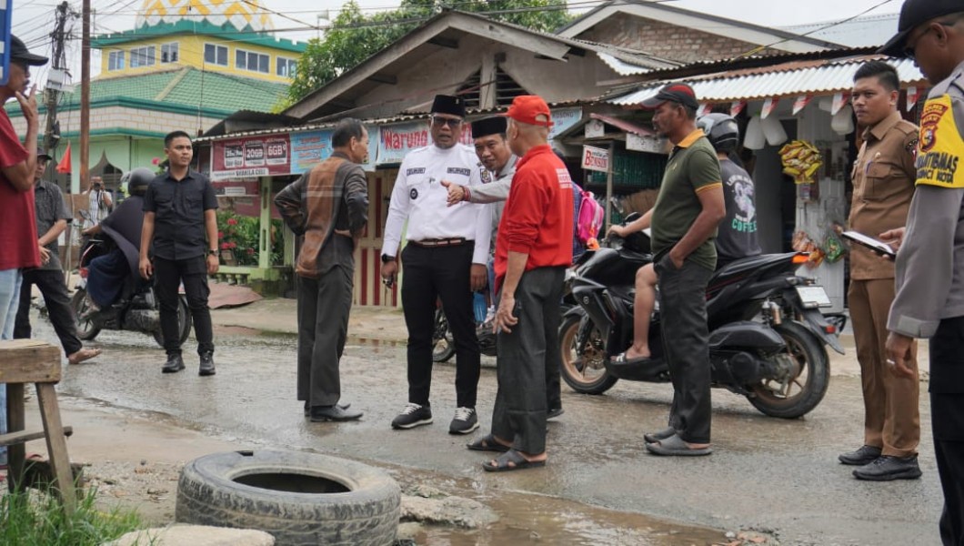 Tinjau Drainase, Bupati H Zukri Ajak Warga Jaga Kebersihan Drainase di Pangkalan Kerinci