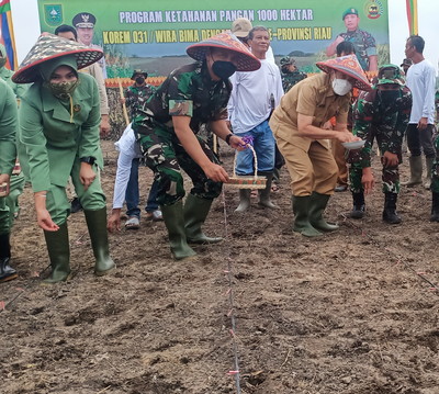 Gubri Dan Danrem Launching program Ketahanan Pangan 1000 Hektar di Tapung
