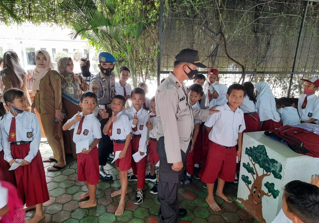 Didampingi Ps Kanit Propam, Kapolsek Bunut Tinjau Giat Vaksinasi Covid-19 Untuk Anak