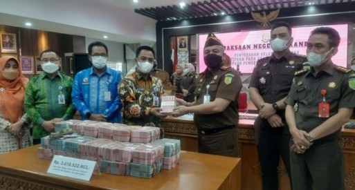Sebanyak 45 anggota DPRD Kota Pekanbaru, kembalikan Uang  Rp 3 miliar.