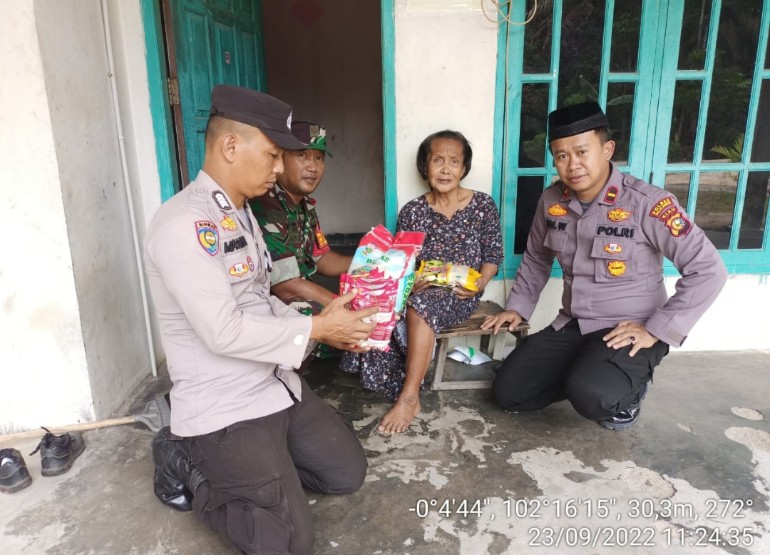 Polsek Kerumutan bagikan Sembako Kepada Warga Yang Kurang Mampu di Desa Bukit Lembah Subur