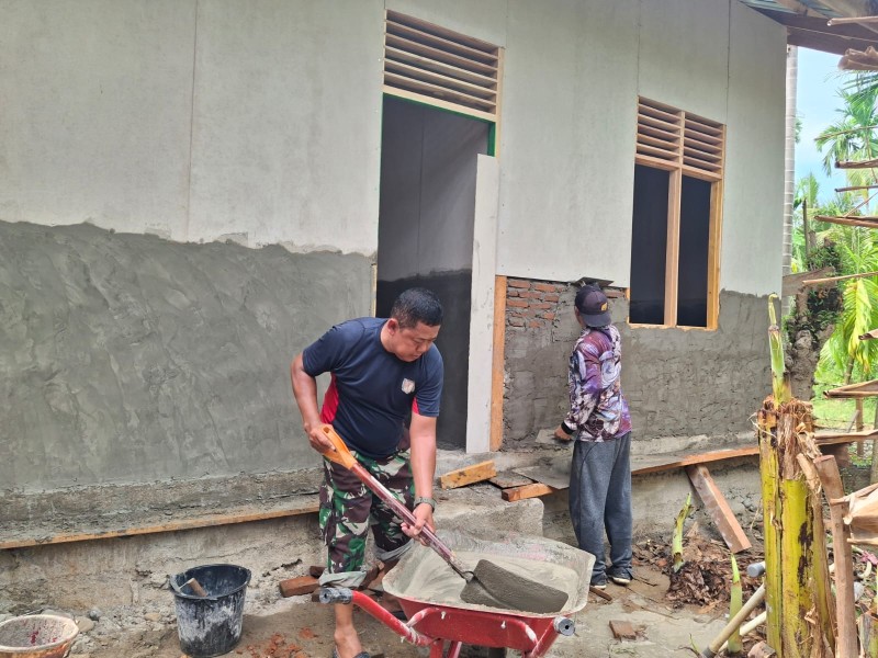 Pantang Menyerah! Satgas TMMD Ke-129 Kodim 0102/Pidie Kebut Plester Dinding RTLH Demi Hunian Layak bagi Warga