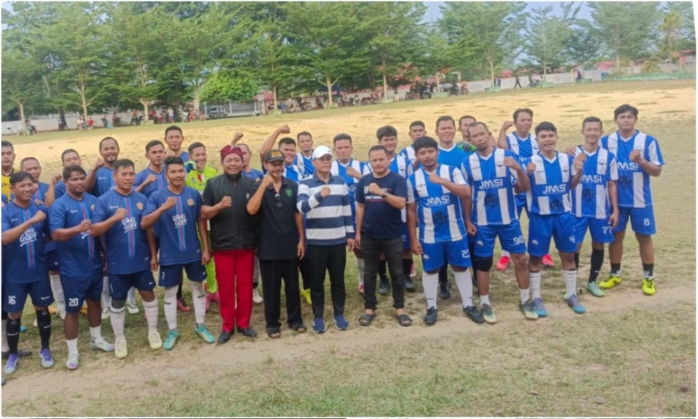 Didampingi Ketua JMSI, Anggota DPRD Pelalawan Buka Turnamen Sepak Bola Antar RW Karang Taruna Cup II Desa Makmur