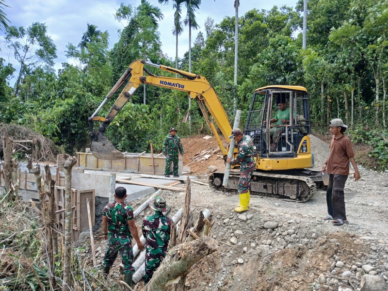Perkuat Fondasi Jembatan, Satgas TMMD Ke-129 Kodim 0102/Pidie Pacu Pemasangan Cerucuk Penahan Bantaran Jalan
