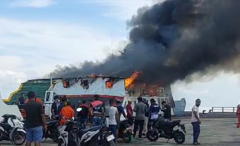 Kapal Roro Di Dermaga BUMD Bengkalis Terbakar