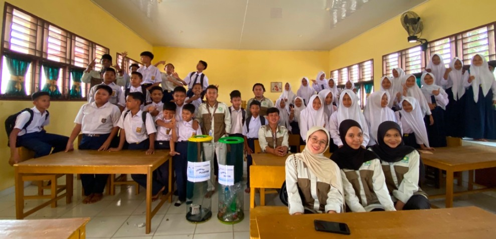 Mahasiswa KKN UIN Suska Riau Edukasi Bank Sampah dan Olah Limbah Tutup Botol di Sorek Dua