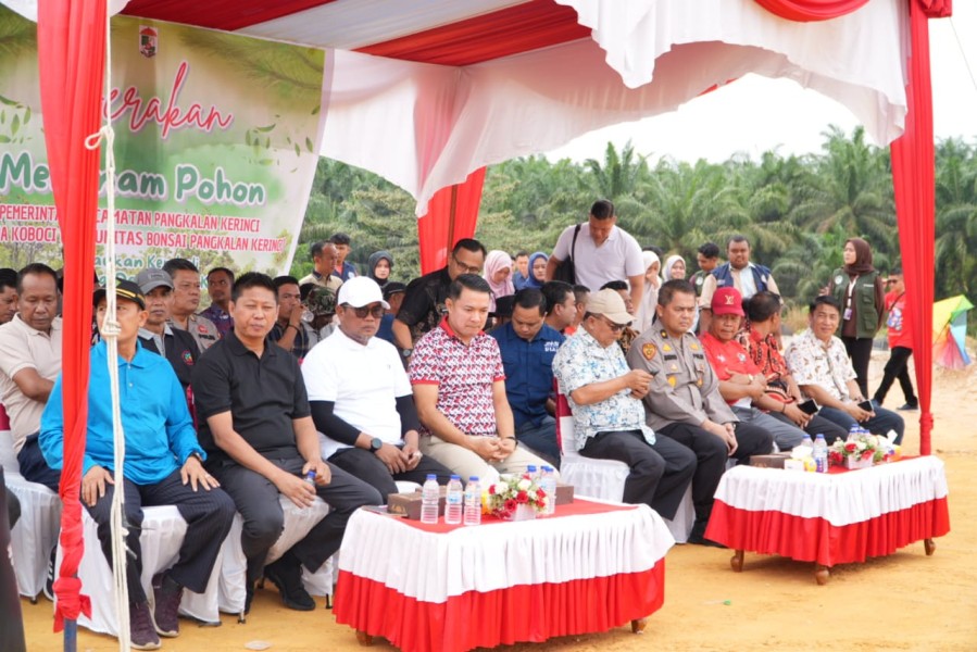 Gerakan Penghijauan, Bupati-Wabup Pelalawan Hijaukan TPU KM 55 Pangkalan Kerinci