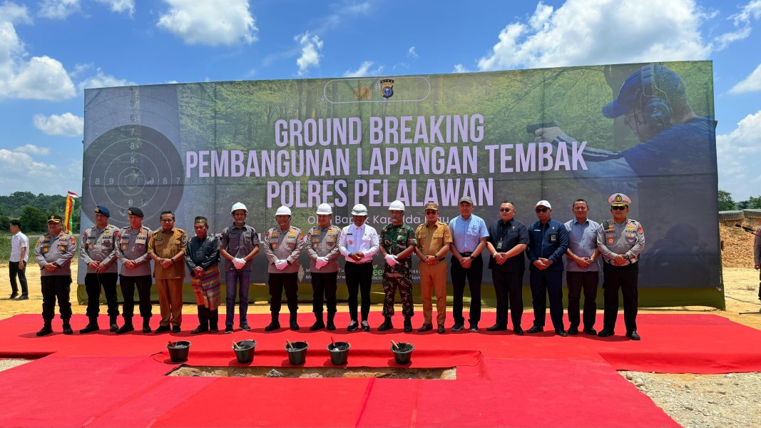 Bupati dan Wakil Bupati Pelalawan dampingi  Kapolda Riau Ground Breaking Pembangunan Lapangan Tembak Polres