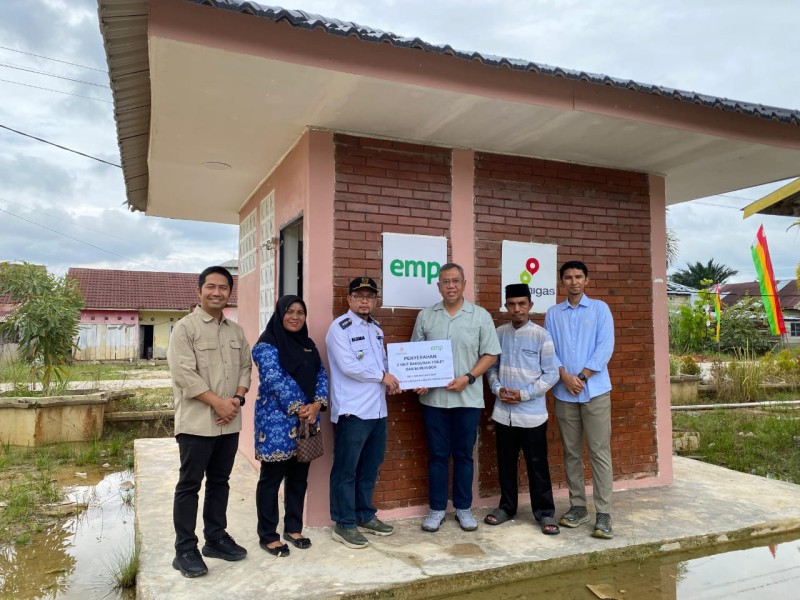 EMP Bentu Limited Salurkan Bantuan Toilet Umum dan Sumur Bor untuk Masyarakat Langgam