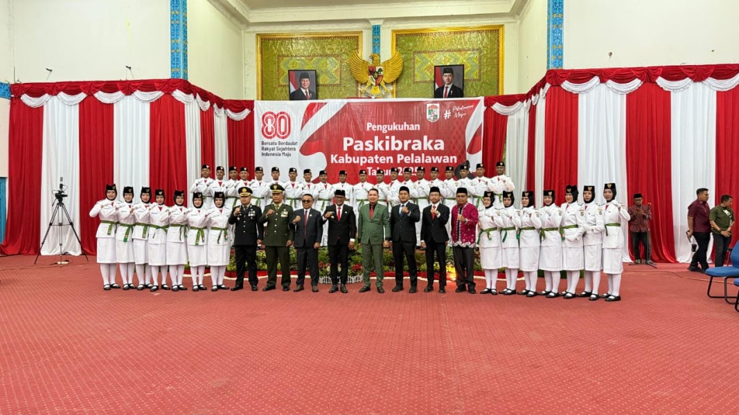 Putra-Putri Terbaik Daerah, 35 Paskibraka Pelalawan Dikukuhkan Bupati H Zukri SM MM