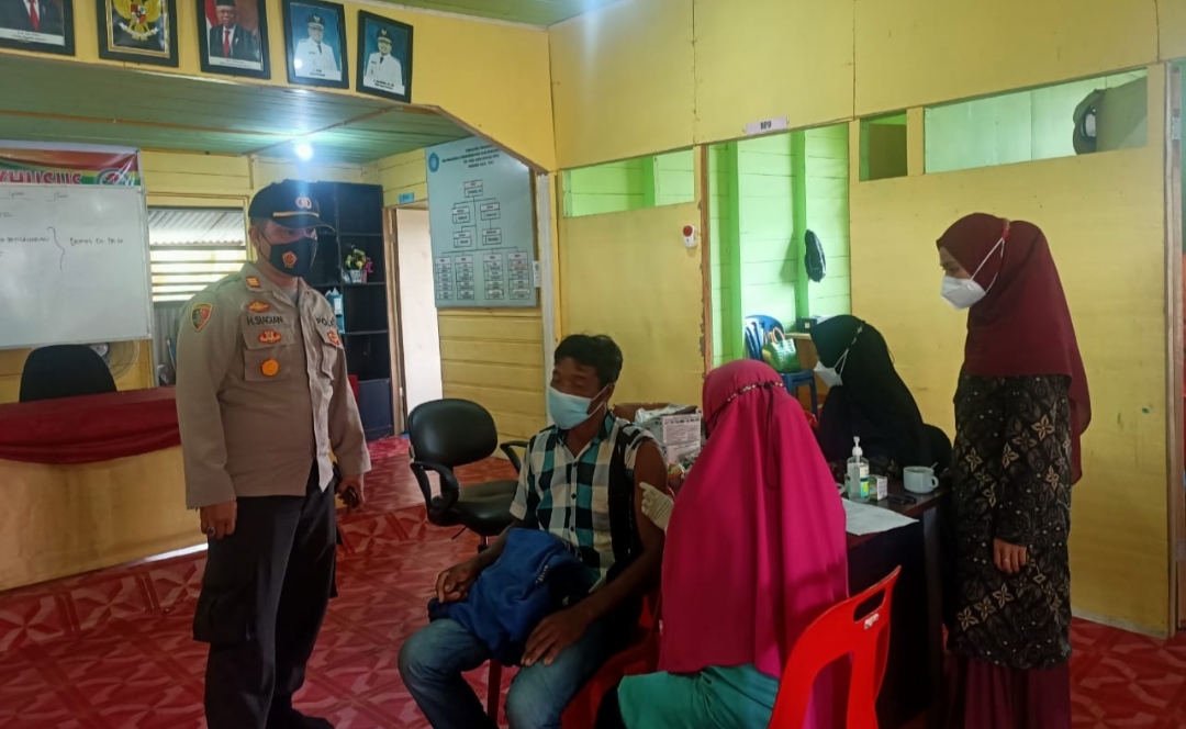 Giat Vaksinasi di Sungai Upih, Kapolsek Kuala Kampar Turun Langsung Lakukan Pengawalan