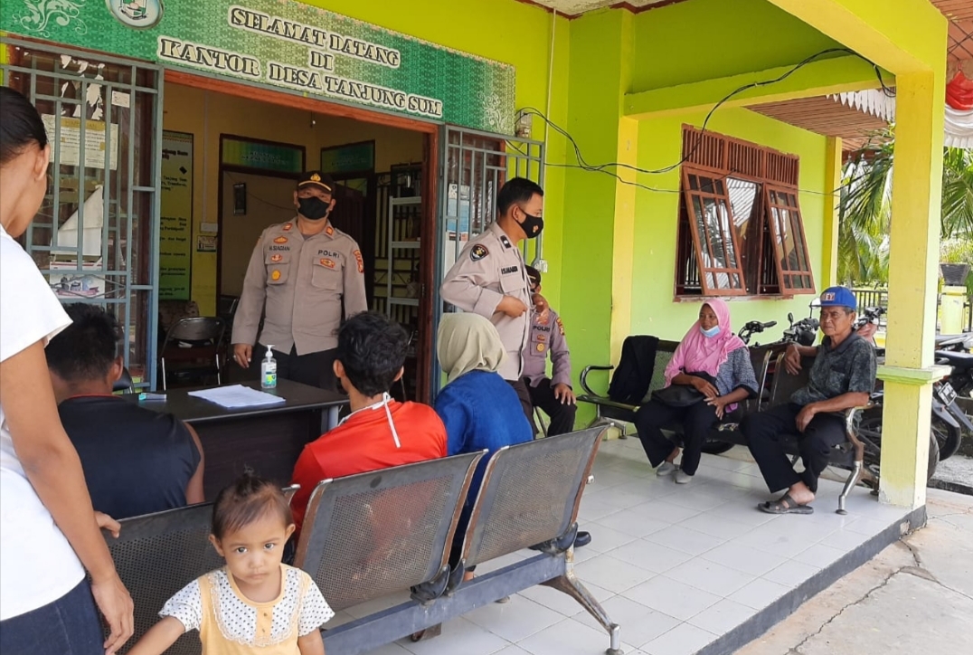 Pastikan Berjalan Lancar, Polsek Kuala Kampar Kawal Vaksinasi di Tanjung Sum