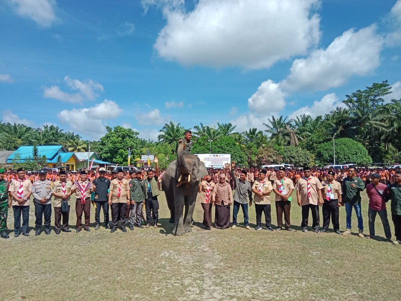Maskot Gajah Meriahkan Perkemahan Besar Kwarran Ukui di Hari Pramuka ke-64