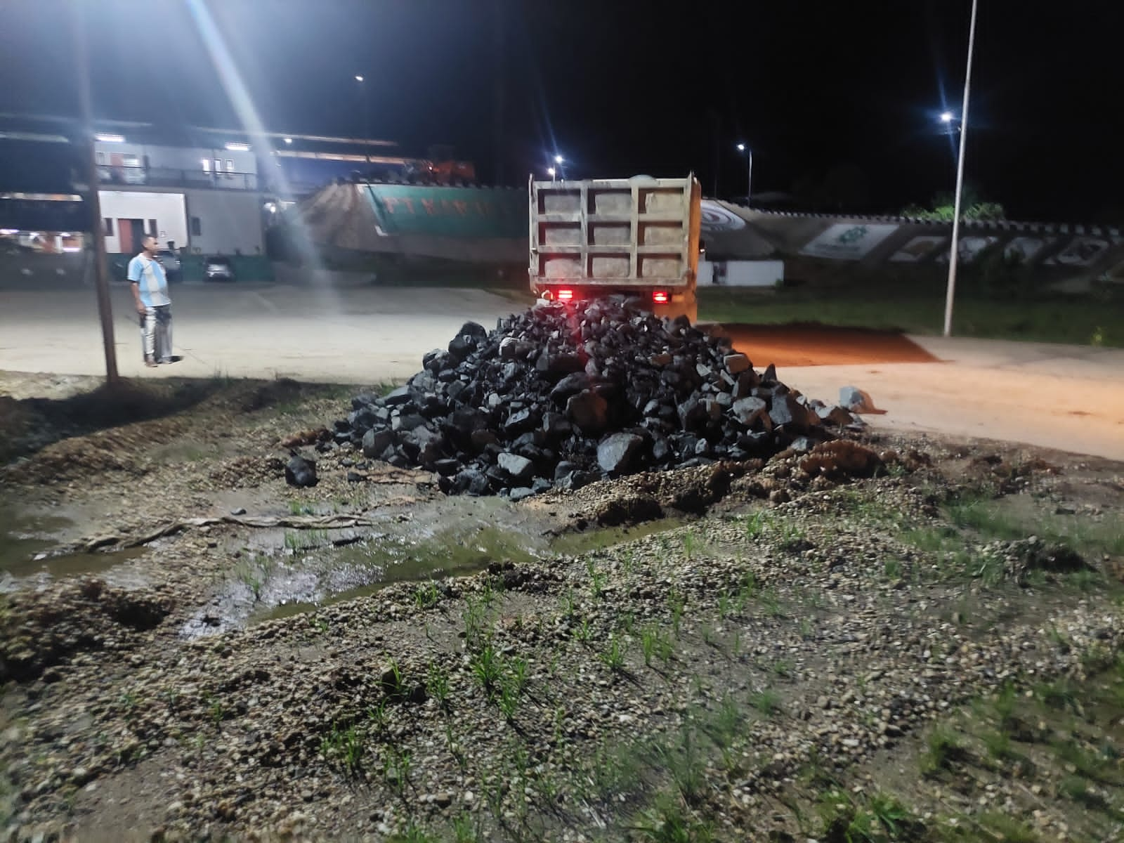 Lagi Lagi Warna air Hitam Pekat berwarna Coklat Mengalir ke Sungai Kapau Di Duga PKS PT KPT Buang Limbah