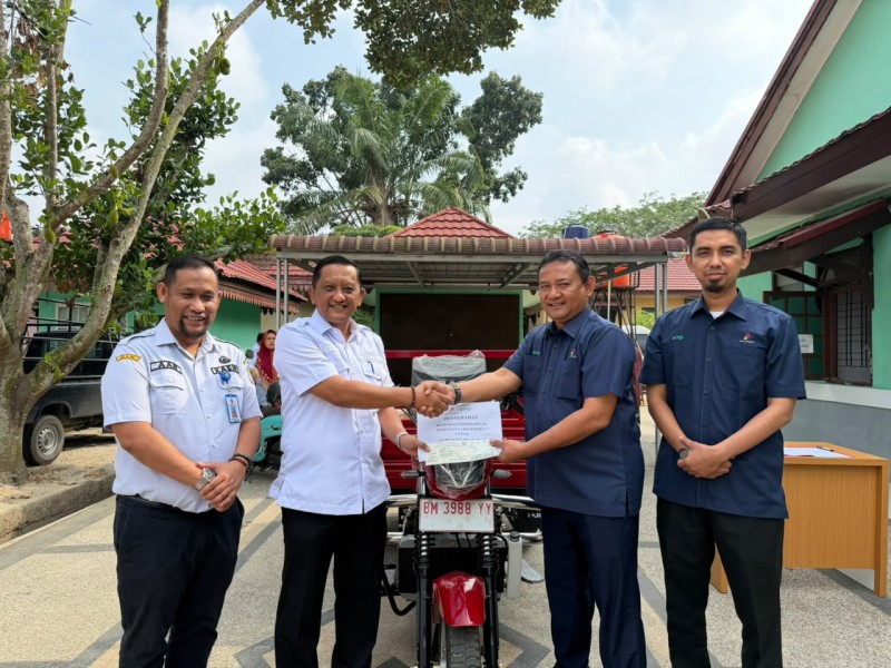 EMP Bentu Limited Serahkan Kendaraan Roda Tiga untuk Dukung Pengelolaan Sampah di Pelalawan