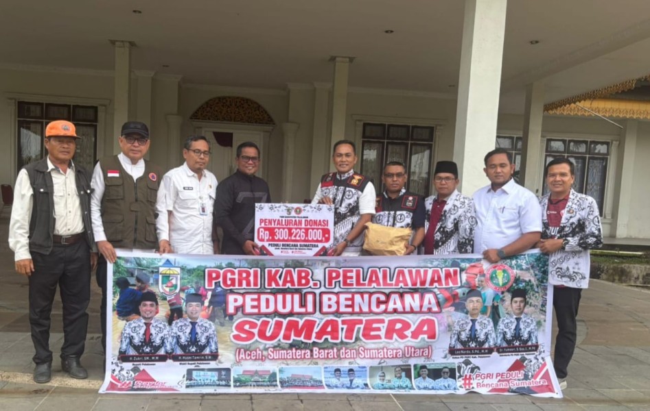 PGRI Pelalawan Serahkan Rp300 Juta dan 4 Truk Bantuan kepada Bupati H Zukri untuk Korban Bencana Sumbar, Sumut dan Aceh