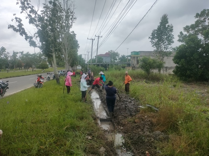 GENCAR ATASI BANJIR, DLH PELALAWAN GALI KEMBALI DRAINASE TERSUMBAT