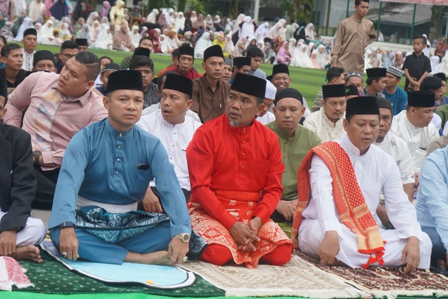Bupati dan Wabup Sholat IED di lapangan Mini Soccer Pangkalan Kerinci