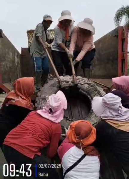 Tim DLH Pelalawan Terus Fokus Antisipasi Banjir dengan Membersihkan Drainase Di Jalan Lintas Timur
