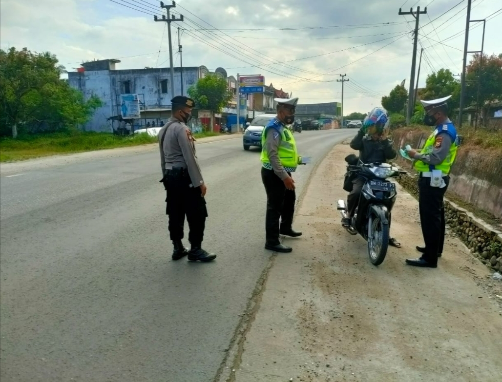 Dorong Masyarakat Tetap Terapkan Prokes, Polsek Sei Kijang Bagikan Masker Gratis