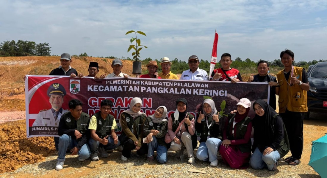 Peduli Lingkungan, Camat Pangkalan Kerinci dan Mahasiswa KKN Gelar Gotong Royong di TPU