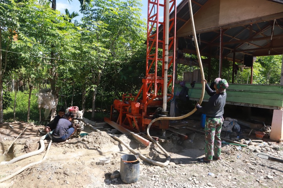 Pantang Menyerah Hadapi Medan Sulit, Satgas TMMD 129 Kodim 0102/Pidie Terus Kejar Sumur Bor untuk Santri dan Warga