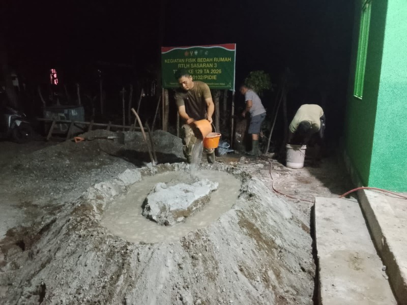 Satgas TMMD ke-129 Kodim 0102/Pidie Lembur Malam, Kebut Pengecoran Lantai RTLH Demi Capai Target