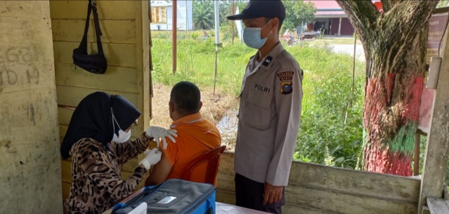 Pastikan Aman dan Lancar, Polsek Teluk Meranti Kawal Giat Vaksinasi