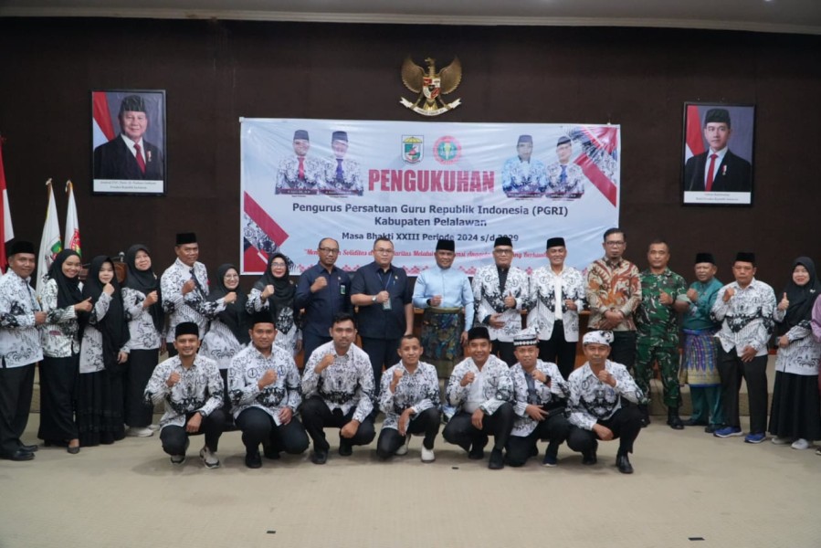 Bupati Zukri Hadiri Pengukuhan Pengurus PGRI Kabupaten Pelalawan Masa Bhakti XXIII Periode 2025–2030