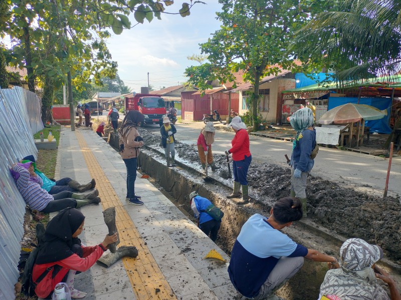 DLH Pelalawan Terus Melakukan Pembersihan Drainase secara Intensif Di Samping Lapangan Mini soccer