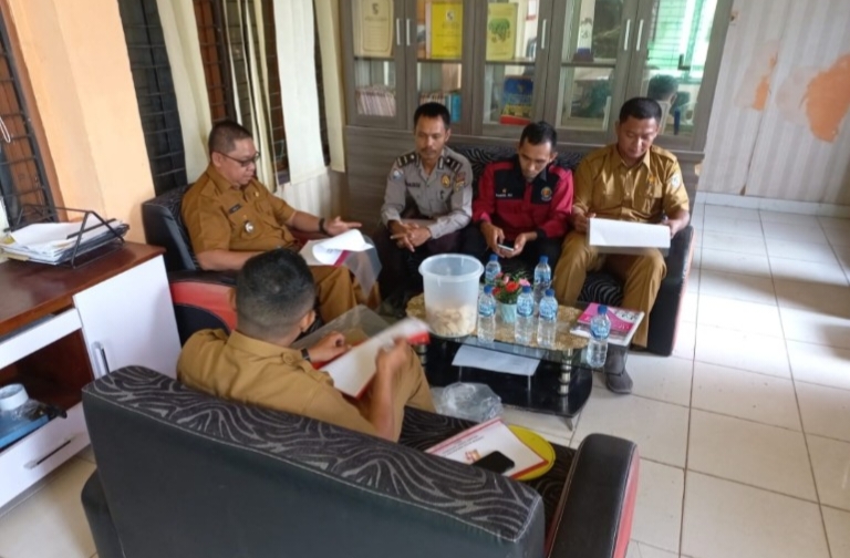 Personil Polsek Teluk Meranti Jadi Juri Lomba Adipura di Kelurahan Teluk Meranti HUT  ke 17