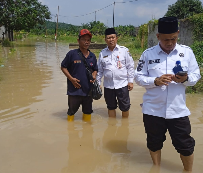 Banjir Genangan Rumah Warga,Camat Dampingi Asisten II Tinjau Lokasi Bencana.