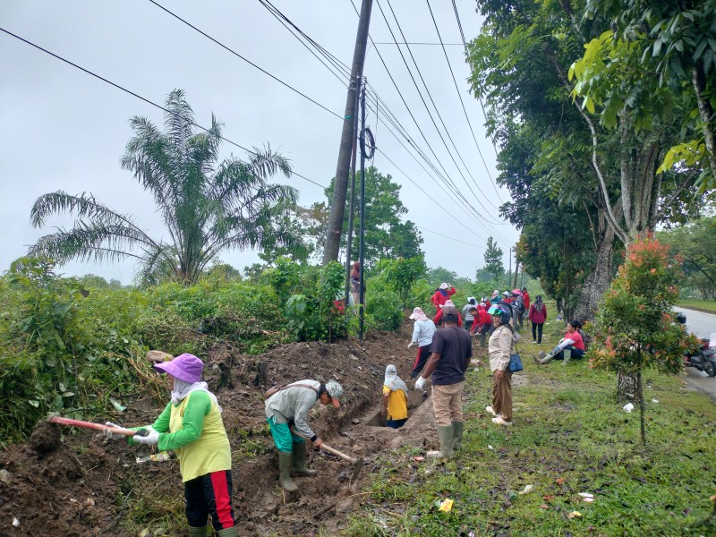Sudah Di Penuhi Sampah Dan Tanah,Petugas Wanita DLH Pelalawan Gali Drainase Sampai Dasar.