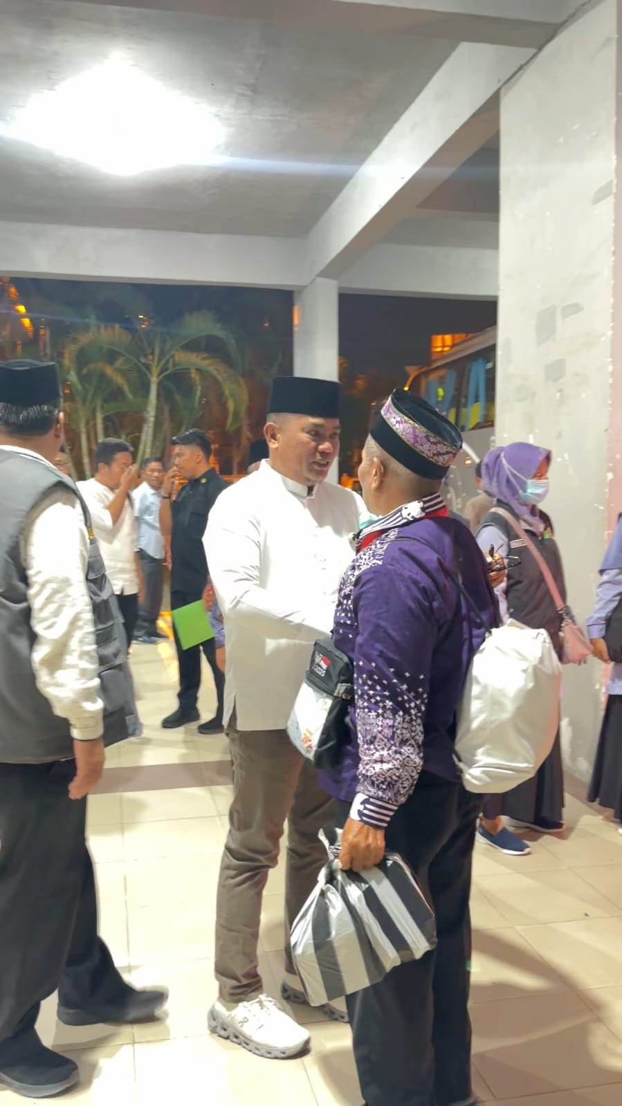 Bupati Pelalawan Sambut Kedatangan Jamaah Haji Pelalawan di Batam