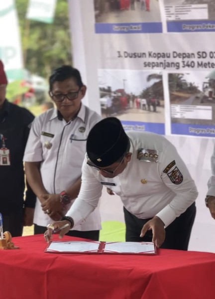 Bupati Zukri Resmikan Jalan Hasil Program CSR PT. EMP Energi Riau