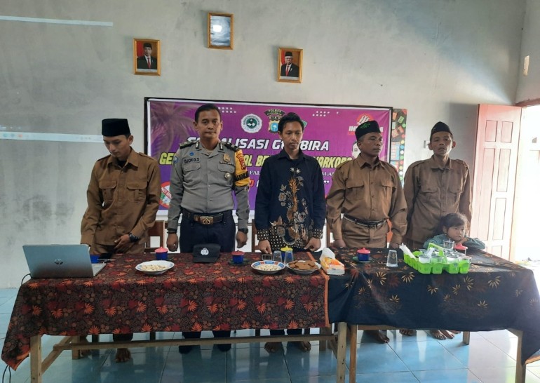 Unit Binmas Polsek Ukui Lakukan Penyuluhan Anti Narkoba di Ponpes Al Falah Desa Silikuan Hulu